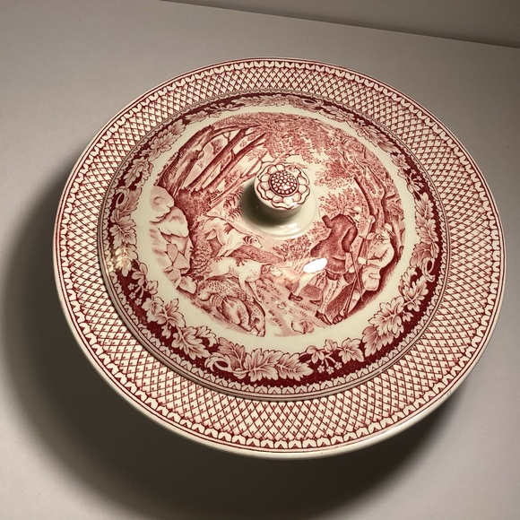 Currier & Ives red covered casserole by Homer Laughlin, Husking. - Picture 1 of 8